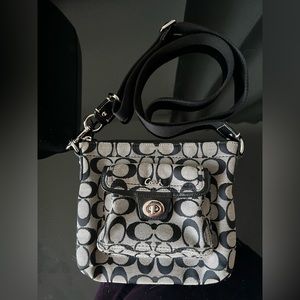 Coach Back/Grey logo zippered crossbody purse